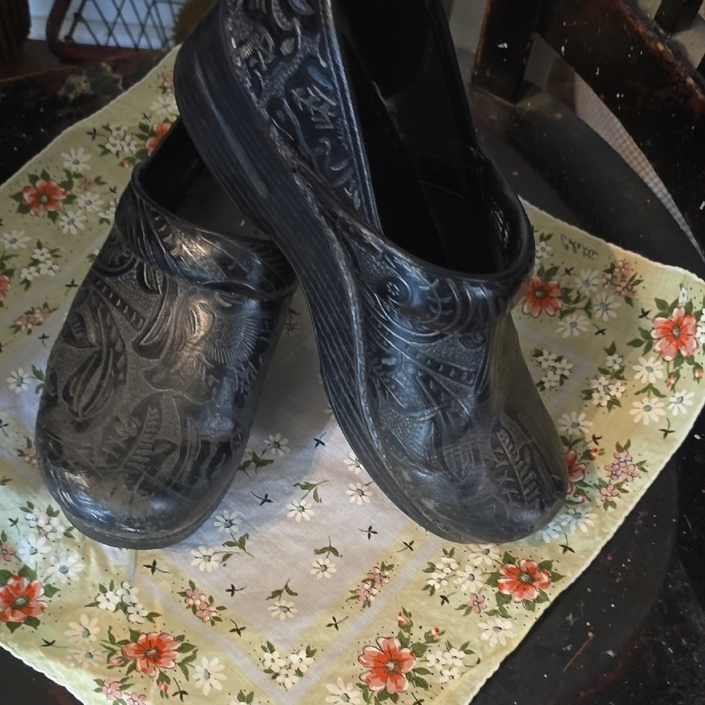 Elegant Black Embossed Women's Shoes Dansko Sz 39